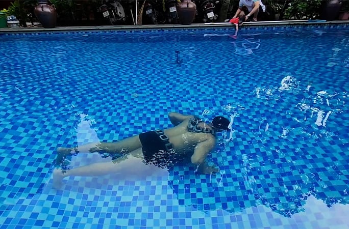 El maestro de yoga de India consiguió la marca en una piscina de Ninh Binh, Vietnam, tras dos años de entrenamiento en apnea, yoga y calistenia (Créditos: Récord Guinness)