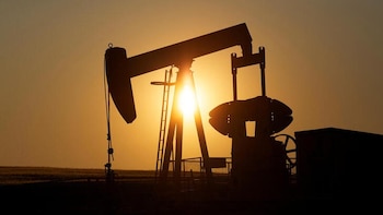 El precio del petróleo cayó un 4% tras el anuncio de acuerdo entre EEUU e Irán y el alivio en el estrecho de Ormuz