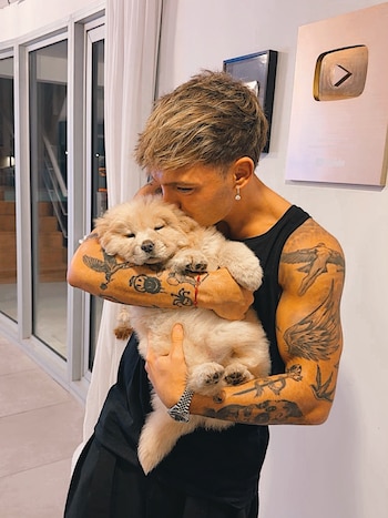 Ian Lucas presenta a su nueva mascota Paris