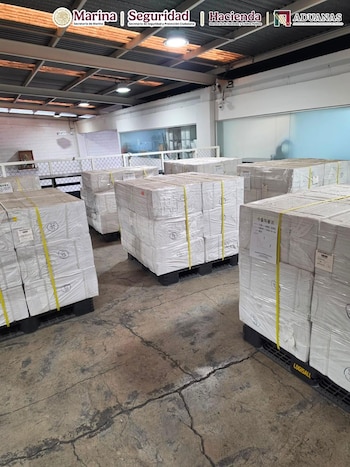 Autoridades aseguran casi tres millones de cigarros de procedencia ilícita: la mercancía pretendía entrar vía aérea al país. Crédito: Semar