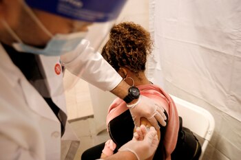 Una persona recibe una dosis