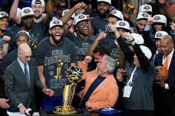 Los Knicks de Nueva York celebrarán su primer título en 53 años con un desfile con lluvia de confeti en el centro de la ciudad (Foto AP/Ross D. Franklin)