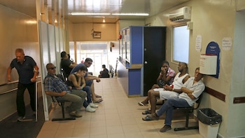 La guardia del Hospital de Oftalmología Santa Lucía donde durante la madrugada del primer día del año recibieron a 18 heridos por pirotecnia (NA)