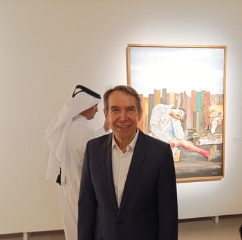 Jeff Koons posa delante de