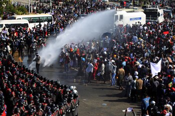 Cañones de agua para dispersar a los manifestantes (Reuters)