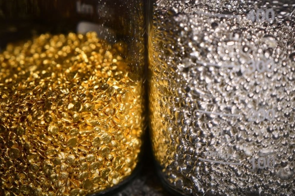 El oro y la plata son dos de los metales preciosos más codiciados por inversionistas y coleccionistas (REUTERS/Alexander Manzyuk/Archivo)
