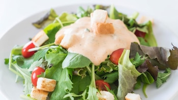 Receta de salsa mil islas, el sencillo aderezo que dará vida a tus ensaladas