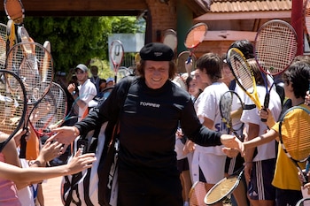 Guillermo Vilas en una visita al club hace unos años (Crédito: Temperley Lawn Tennis Club)