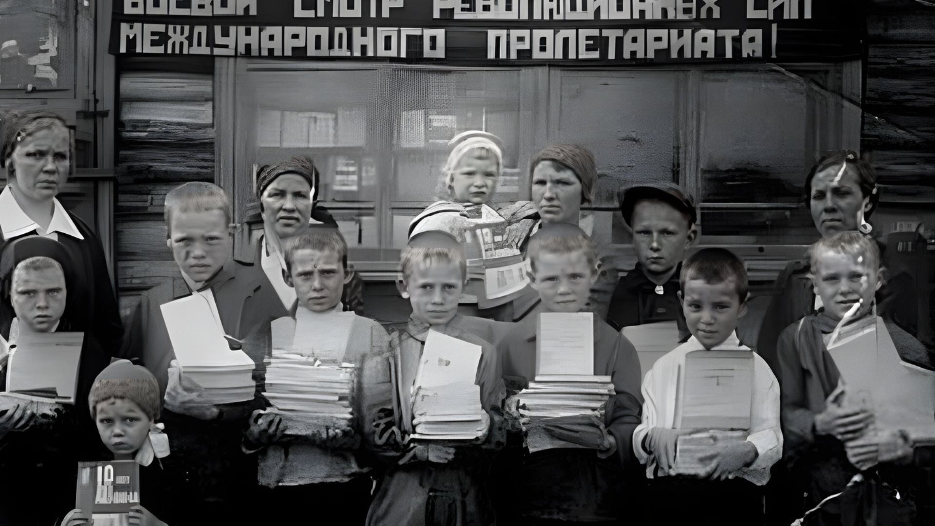 Fotografía restaurada de varios niños soviéticos sujetando apuntes de la escuela. (Imagen de archivo)