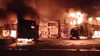 Incendio destruye parqueo de autobuses