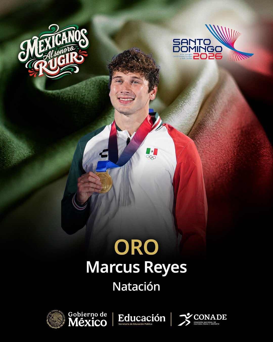 El nadador mexicano Marcus Reyes sonríe mientras exhibe su medalla de oro en los Juegos Centroamericanos y del Caribe Santo Domingo 2026. (X / CONADE)
