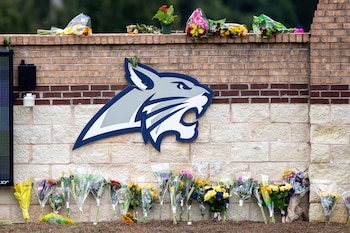 El ataque en la escuela Apalachee High School terminó con la vida de los estudiantes Mason Schermerhorn y Christian Angulo, y de los docentes Richard Aspinwall y Cristina Irimie (Arvin Temkar/Atlanta Journal-Constitution vía AP).