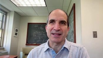 El científico argentino Juan Maldacena explicó cómo la física describe las leyes del universo
