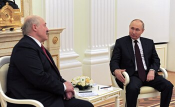 Putin y Lukashenko durante un