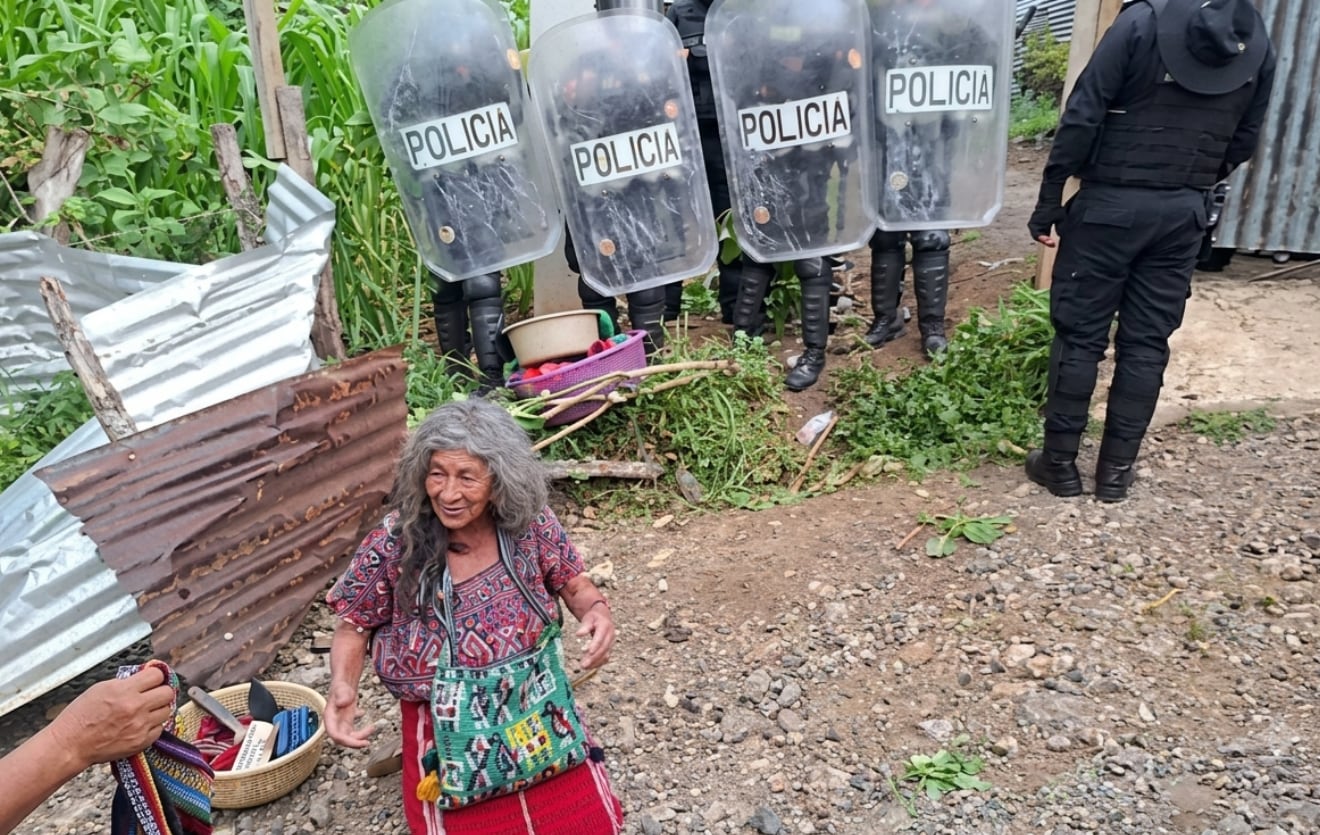 Juana Santiago Chel, una mujer indígena de 72 años de Guatemala, fue víctima de un desalojo violento en el municipio de Nebaj, Quiché. (Facebook)