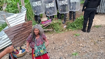 Ministro de Gobernación lamenta imágenes tras desalojo violento de anciana en Guatemala, pero justifica actuar de la policía