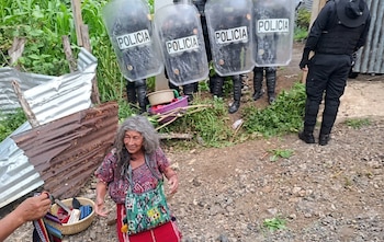 Un operativo de desalojo en Santa María Nebaj, Quiché, en Guatemala, terminó con la expulsión forzosa de una mujer de 77 años, junto con su hija, así como conel estallido de protestas masivas y el incendio de la vivienda de la jueza responsable del caso.