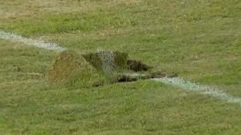 Un cráter en la cancha: