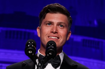 El consumo nocturno de espaguetis boloñesa y dulces es parte de los hábitos poco convencionales de Colin Jost para equilibrar su vida personal y creativa (REUTERS/Tom Brenner)