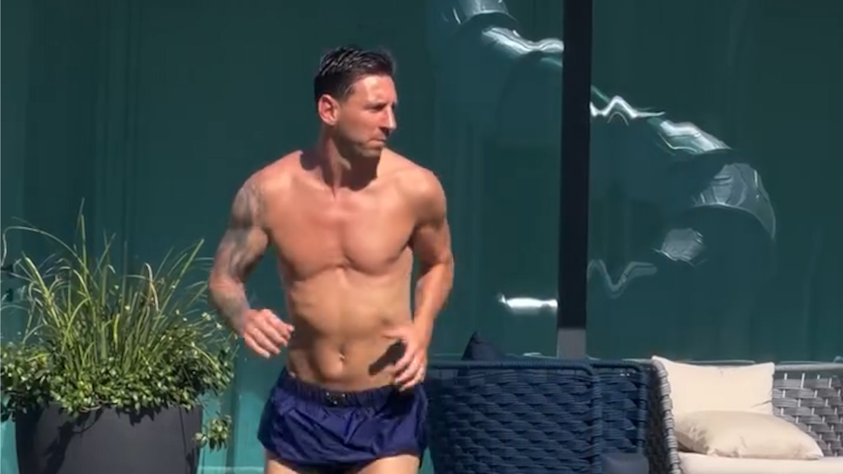 Lionel Messi pateando una pelota en un jardín, imagen compartida por Antonela Roccuzzo