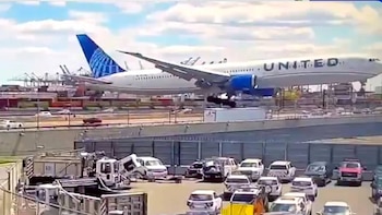 Ni cayó en la autopista ni embistió el camión: cómo fue el accidente del avión de United Airlines en Newark