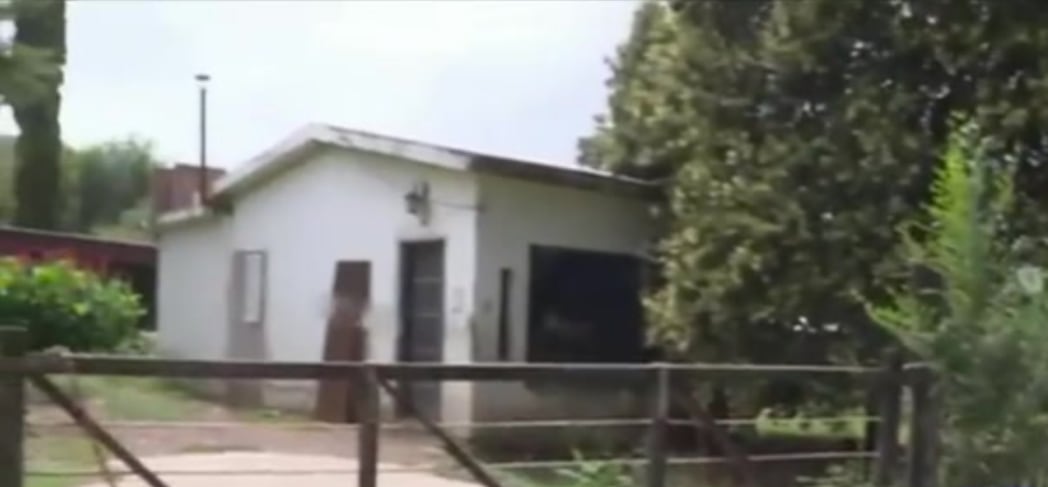 Encontraron el cuerpo de una joven debajo de su cama en Córdoba: su madre convivió por días con el cadáver