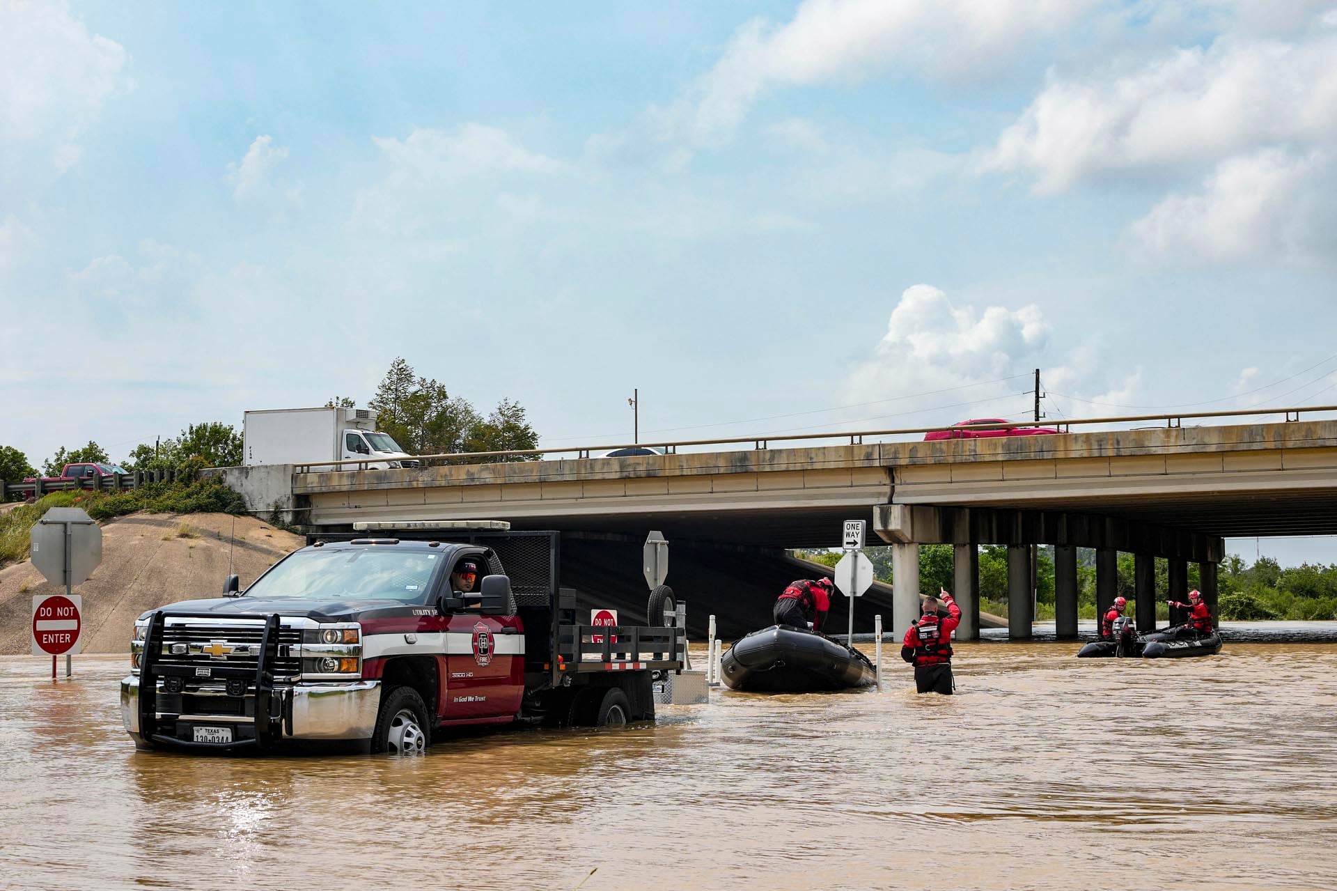 Los equipos de emergencia realizaron rescates de automovilistas y residentes en áreas urbanas y periurbanas de Texas afectadas por inundaciones repentinas. (Raquel Natalicchio/Houston Chronicle via AP)
