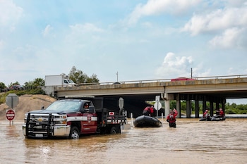 Rescatan a cientos de personas de inundaciones en Texas entre previsiones de más lluvias