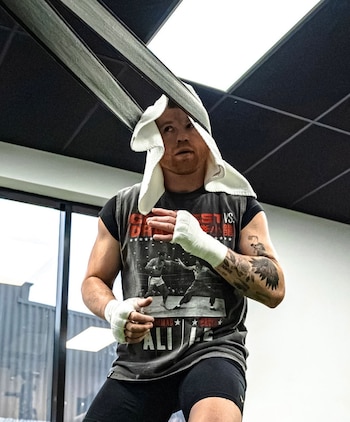 Canelo Álvarez ya trabaja intensamente en el gimnasio con los ojos puestos en una sola meta: ser campeón del mundo nuevamente (Instagram | Canelo)