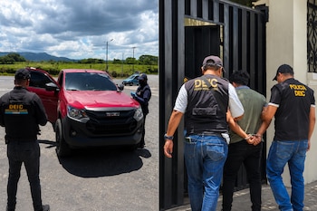 Dos imágenes: a la izquierda, agentes revisan un vehículo rojo; a la derecha, dos policías escoltan a un hombre esposado por un portón negro.