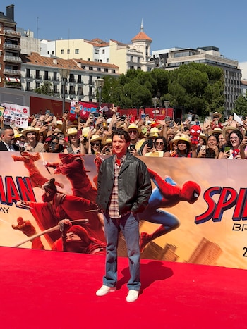 Tom Holland en la Plaza de Colón de Madrid (ANABEL GÓMEZ SALVADOR/INFOBAE).