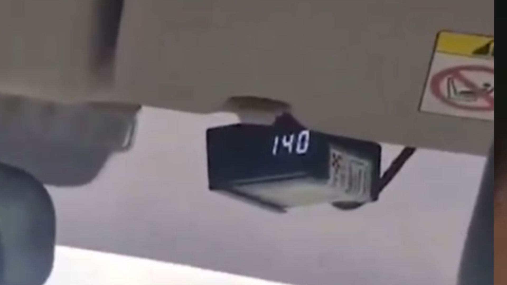 Polémica por tarifas de taxi tras relato de periodista - crédito @colombiaoscura/X