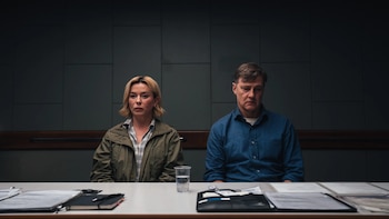 Eva Myles y David Morrissey juegan una partida de ajedrez psicológico en la serie 'Gone' (Filmin)