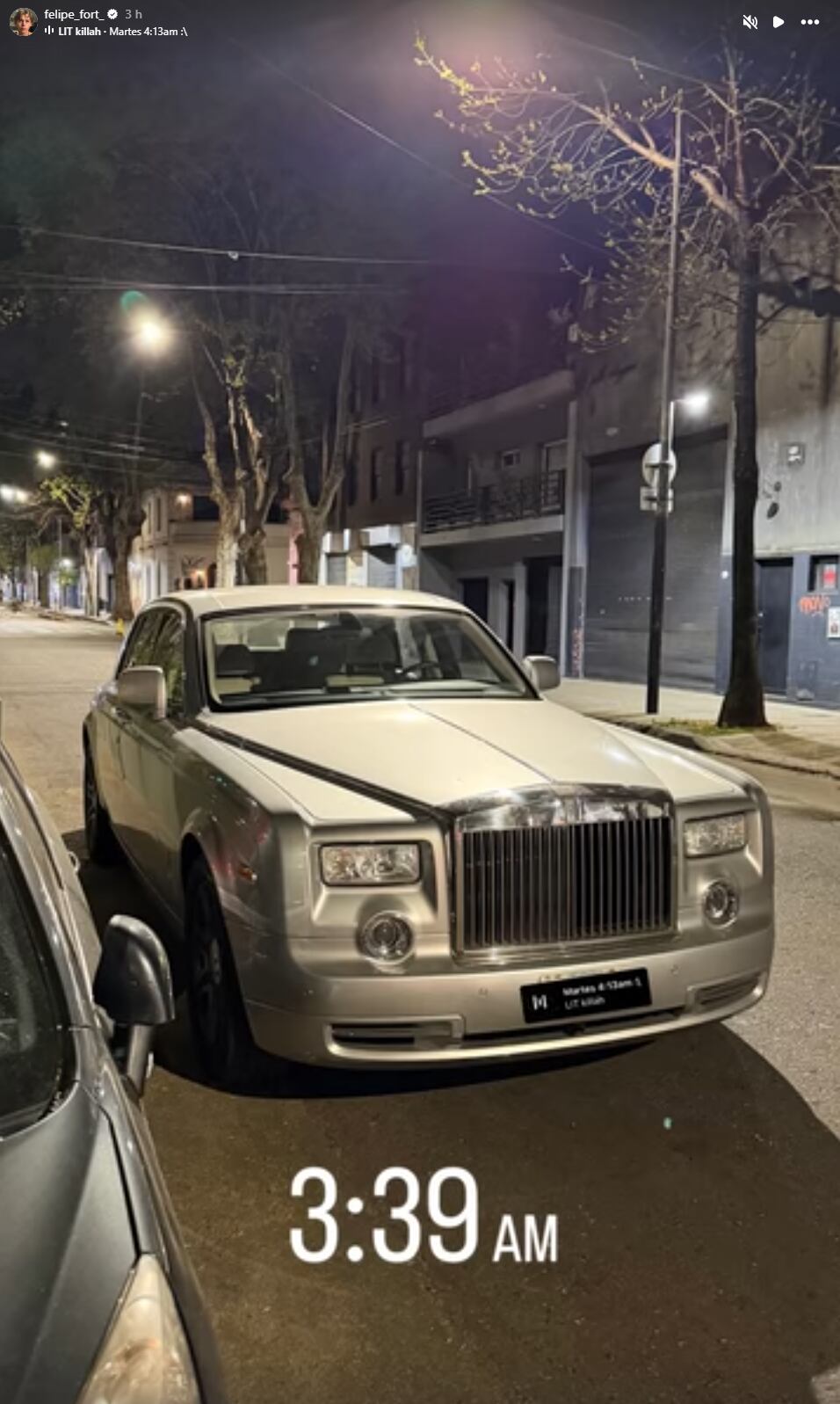 El vehículo plateado exhibido en la publicación remite a uno de los autos más reconocidos de Ricardo Fort (Instagram)