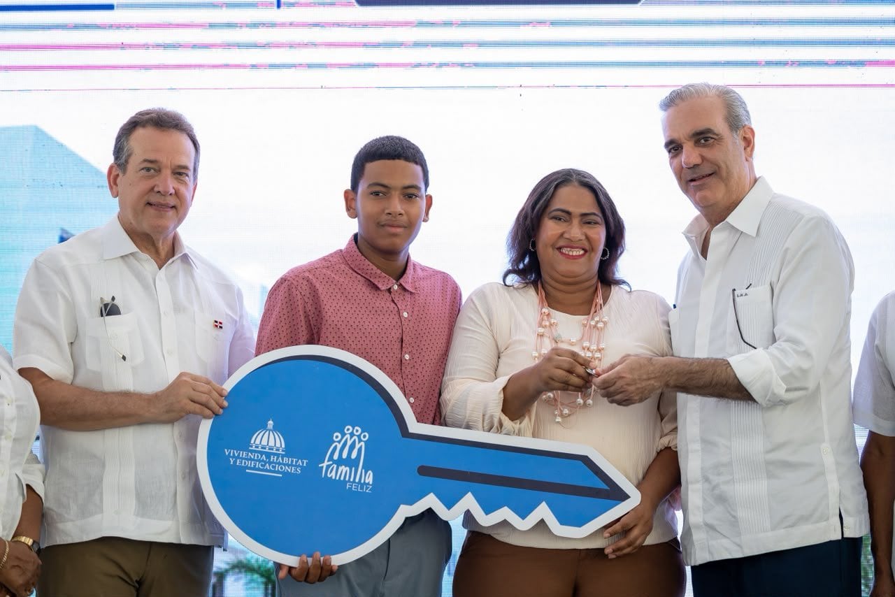 Gobierno dominicano entregó más de 100 apartamentos en Boca Chica, el 58% de los títulos a mujeres