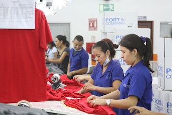 Honduras ajusta salario mínimo para 2026 y 2027, pero miles de trabajadores siguen fuera de la ley laboral. (FOTO: Asociación de Maquilladores.)