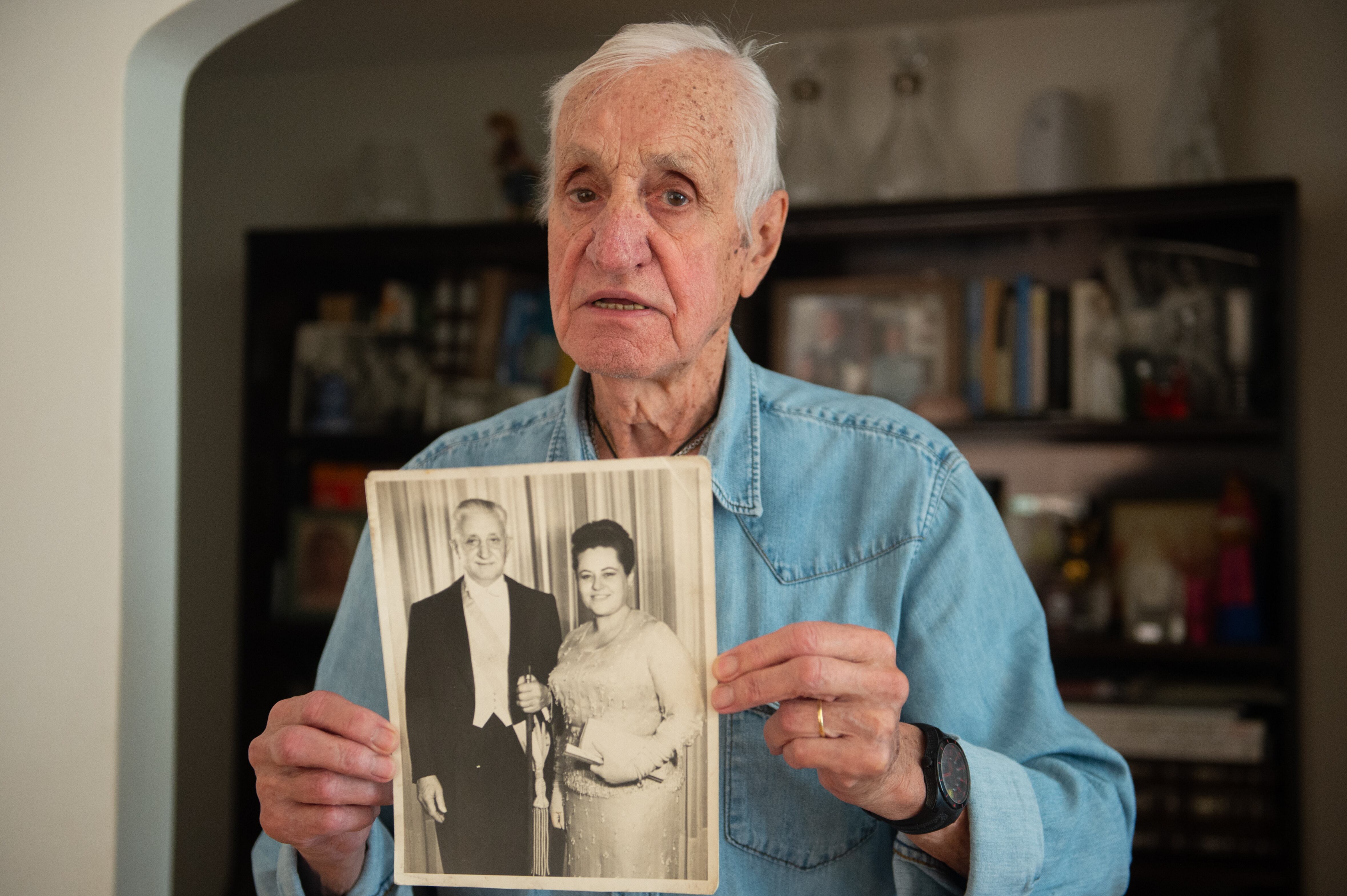 Leandro Illia con las foto de sus padres. (Jaime Olivos)