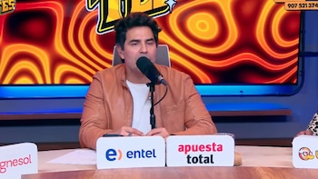 Jhovan Tomasevich riendo en el set de ‘Guapotes’ tras su confusión geográfica. YouTube: Guapotes.