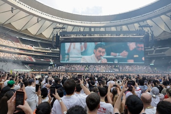 Asistentes al concierto de Bad Bunny este sábado en el estadio Metropolitano, en Madrid. (EFE)