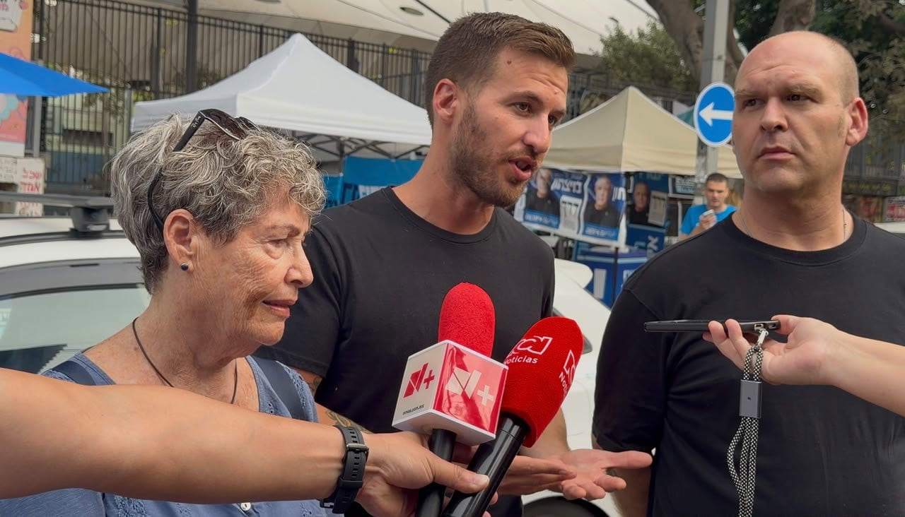 27/10/2026 Tzvia Rubin y sus hijos Ofer y Asaf Laszewicki, quienes han viajado desde Barcelona para votar en las elecciones en IsraelPOLITICA ORIENTE PRÓXIMO ASIA ISRAEL INTERNACIONALEuropa Press