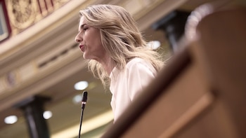 Cayetana Álvarez de Toledo no logra que el Gobierno llame “dictadura” a China: “Pedro Sánchez es amigo de Delcy, héroe de los ayatolás y troyano de Pekín”