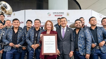Llevan a Banda El Limón al Senado y le dan reconocimiento por 60 años de trayectoria