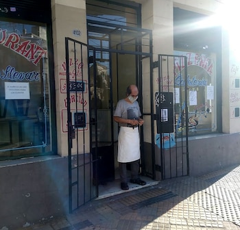 Juan en la puerta de