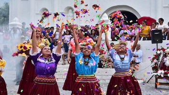Un recorrido visual por Panchimalco: flores y palmas iluminan una tradición centenaria en El Salvador