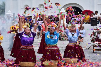 La iglesia de Panchimalco, uno de los templos coloniales más antiguos, sirve de escenario para la celebración.