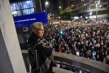 Una mujer observa a la