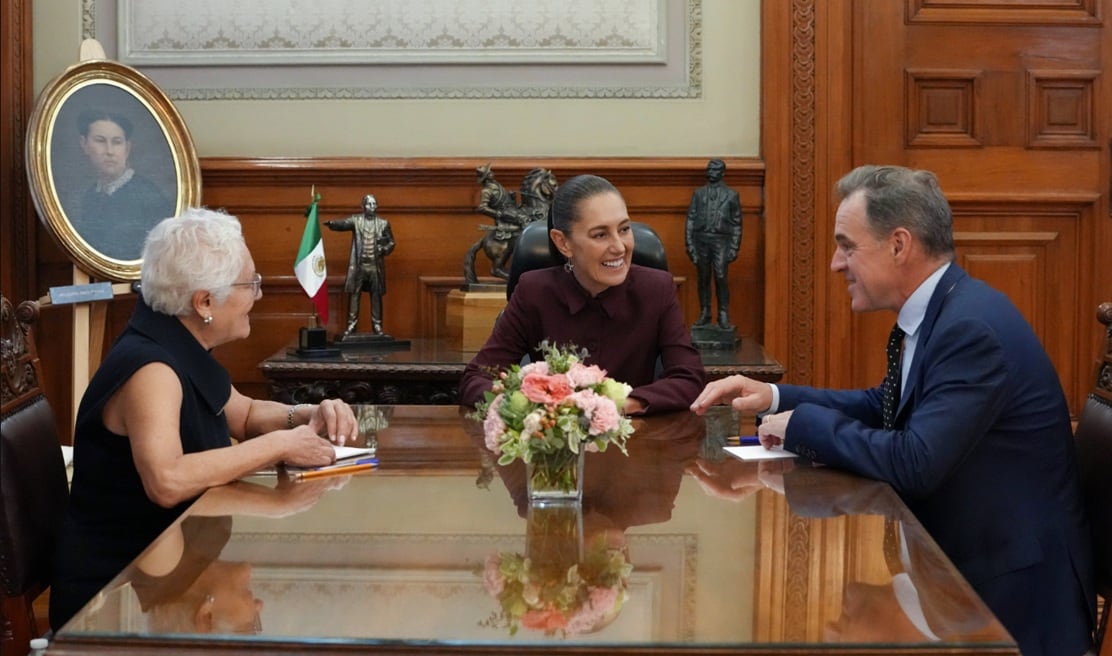 Sheinbaum recibe en Palacio Nacional a Niall Ferguson, el historiador que habla de una nueva Guerra Fría