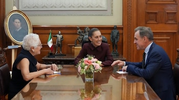 Sheinbaum recibe en Palacio Nacional a Niall Ferguson, el historiador que predice una nueva Guerra Fría