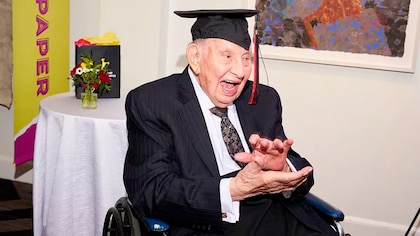 Un hombre 100 años finalmente recibió su diploma universitario medio siglo después de graduarse