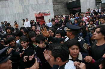 Emos vs Punketos